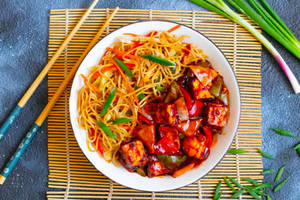Veg Hakka Noodles With Paneer In Hot And Garlic Sauce