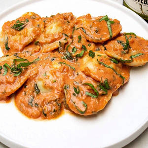 Ravioli Basil & Mozzarella Pink Sauce