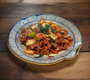 Sen Yai Phad Kheemao Chicken