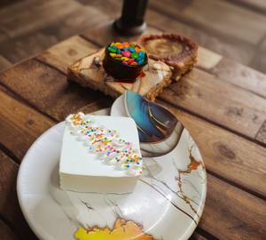 Vanilla Pastry Cake    [1 Piece]