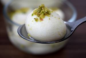White Rasgulla (2 pcs)