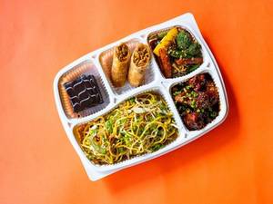 Paneer In Black Pepper Sauce With Hakka Noodles Mealbox