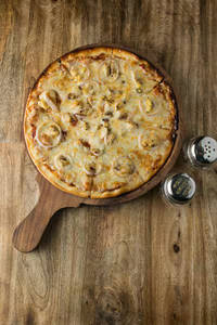 Cheese onion pizza