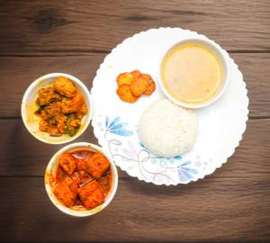 Special Veg Thali With Paneer