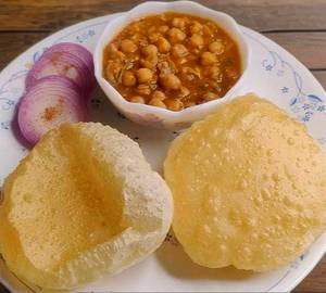 4 Poori with chole gravy