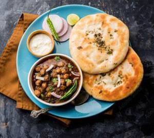 Mix Kulcha + Pindi Chole (Maida)