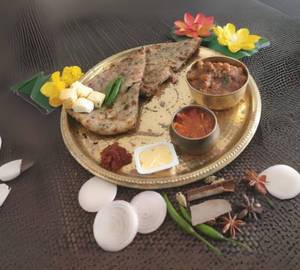 Stuffed Cheese Kulcha With Chana [1 Piece]