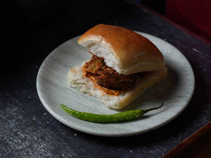 Kanda Bhajji Pav [100 gm]