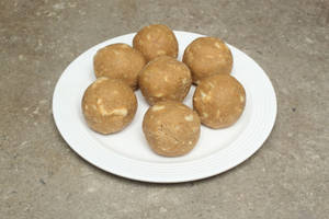 Atta Dry Fruit Laddu
