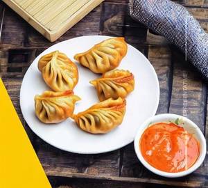 Cheesy chicken momos
