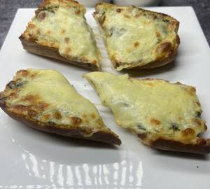 Pesto Cheese Garlic Bread