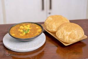 Aloo sabzi with poori [4 pieces]