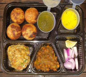 Litti chokha with ghugni (4 pieces)