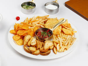 Assorted Fries, Chips & Dip Platte