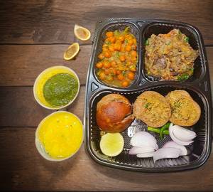 Litti chokha with ghugni (2 pieces)