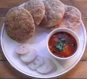 4 puri kachori with aloo sabji