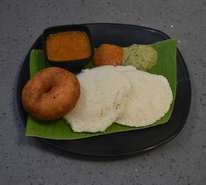 Idli [2] vada [1]