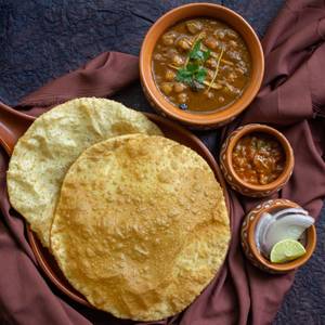 Chole Bhature (2 Pcs)