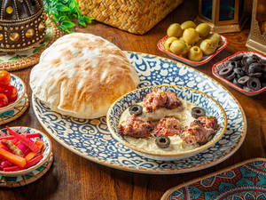 Hummus With Laham
