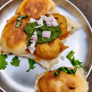Onion vadapav
