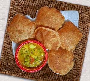 5 poori with bhaji