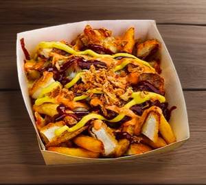 Chicken loaded with fries with spicy sauce