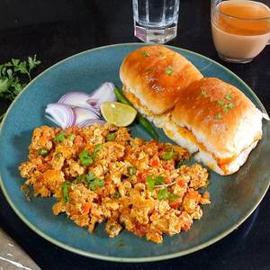 Egg Bhurji 2 eg Pav 4 pav