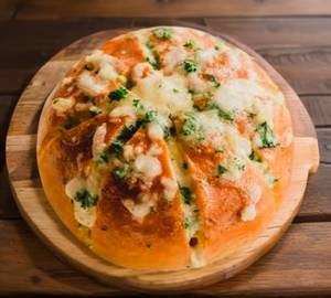 Creamy garlic cheese bun with spices