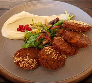 Hummus With 6 Pce Falafel