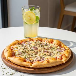 Onion Pizza (7 Inches) With Peach Ice Tea