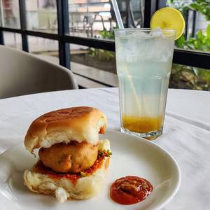 Schezwan vada pav and cold drinks 125ml                           