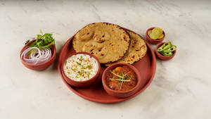 Aloo Pyaz Ki Sabji Aur Bejar Ki Roti