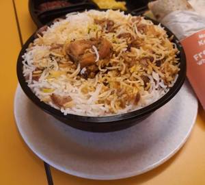 Hyderabadi Chicken Dum Biryani With Raitha