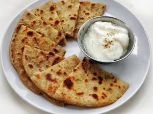 2 Mini Aloo Paratha With Curd