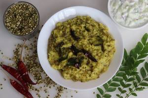 Masala Moong Dal Khichdi With Papad [500 Ml] & Raita Thali