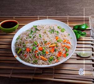 Veg Hakka Noodles / Fried Rice