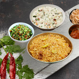 Poondu Kuzhambu Rice 450 Ml+curd Rice 250 Ml+veg 250 Ml+fryums+pickle
