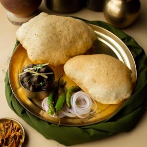 Stuffed Paneer Chole Bhature [1 Pc]