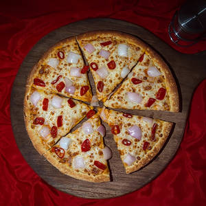 Twisty Onion & Paprika Pizza