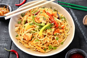 Chilli Garlic Noodles - Chicken