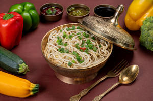 Veg Hakka Noodles [500ml]