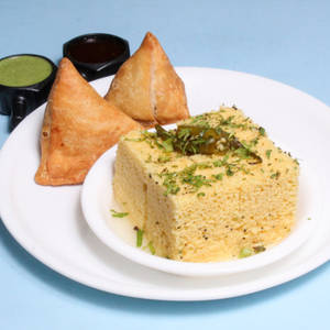 4 Pcs Samosa + Dhokla (250 Gram)