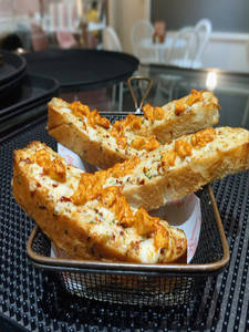 Cheesy Paneer Garlic Bread