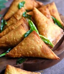 Chessy Mushroom Patti Samosa (10pcs)