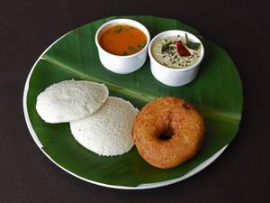 Two Idli One Vada (2 pcs)