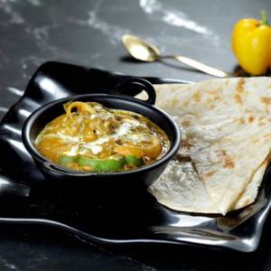 Chicken Do Pyaza  With Complimentary Naan