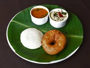 Idly Vada (1+1)