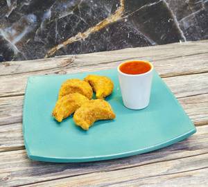 Fried Cheese Corn Momos (4 Pcs)