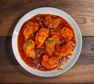 Veg gravy momos  [8 pcs]