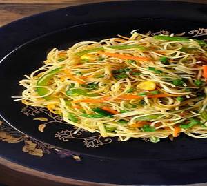 Vegetable chowmein +faray  momos 8pc